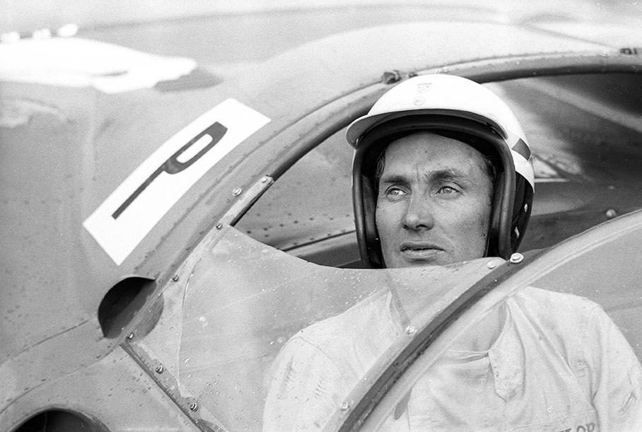 Mike Parkes (GB) in the cockpit of the Ferrari 330 P3 Spyder #0844 which he drives together with John Surtees