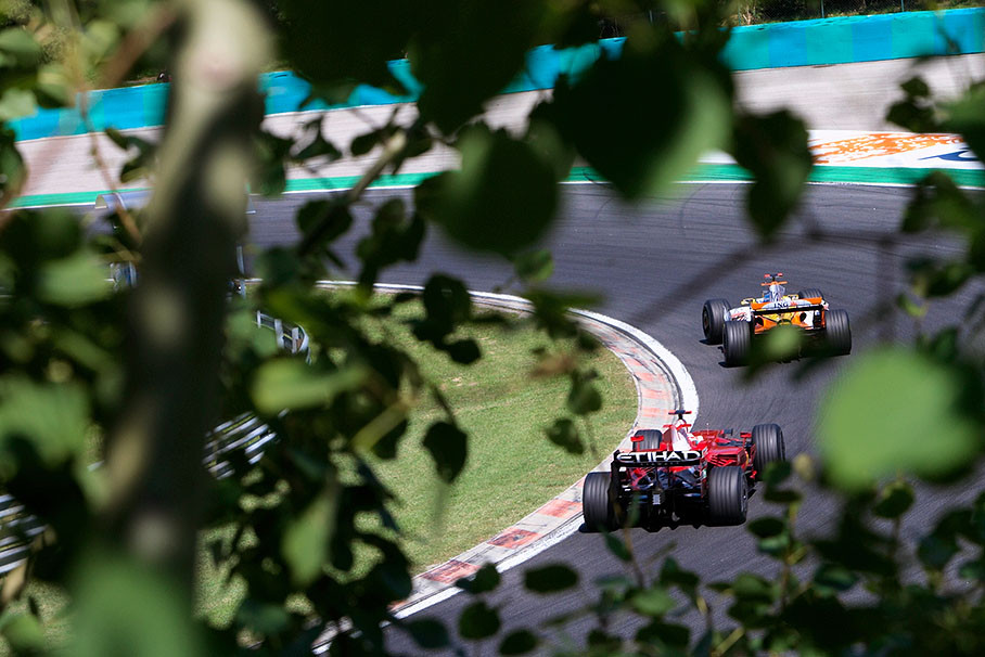 Alonso keeps Raikkonen behind him for many laps