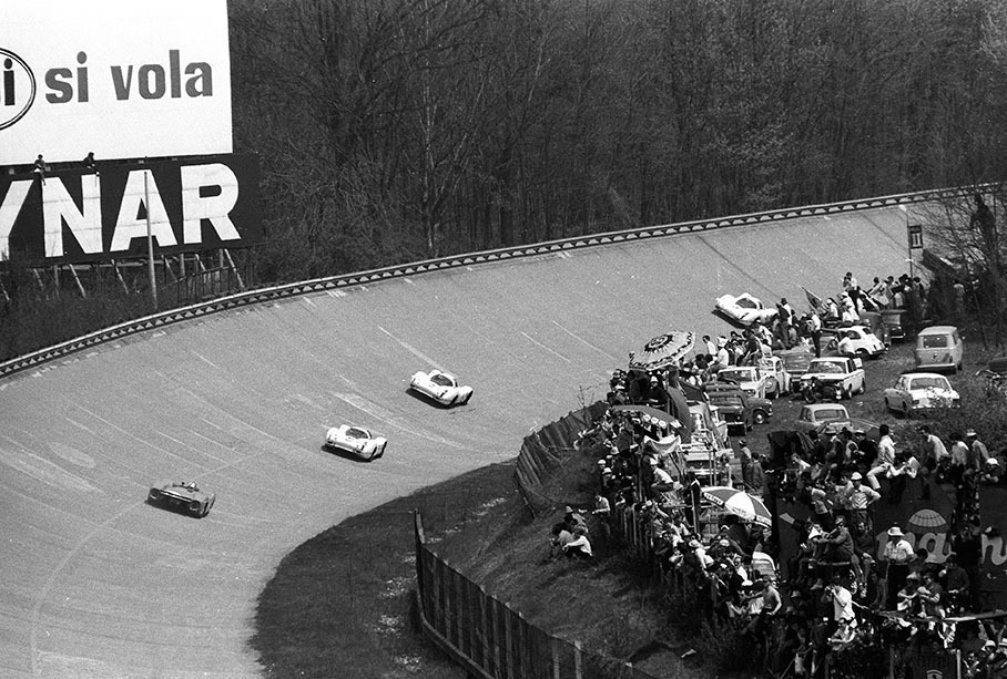 The enduring battle between Porsche and Ferrari at Monza's steep turn
