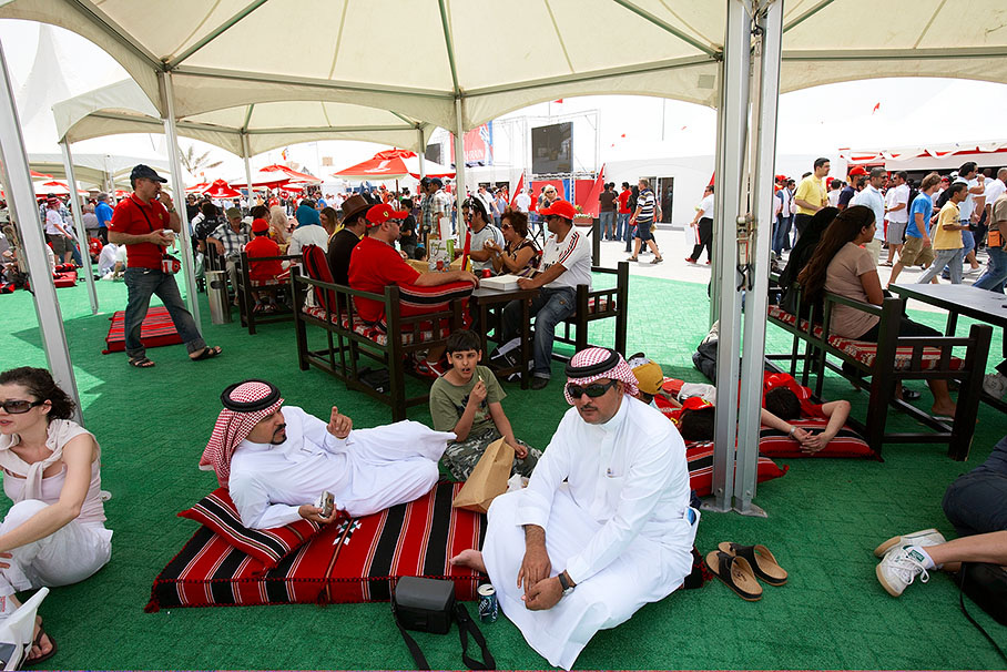 A shady recreation area invites to pause in the circuits public zone
