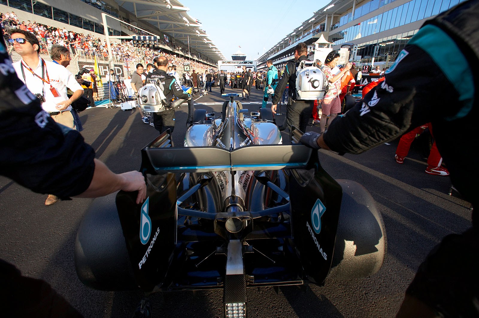 Rear view from the Rosberg's Mercedes on the grid, Abu Dhabi Grand Prix, 2015