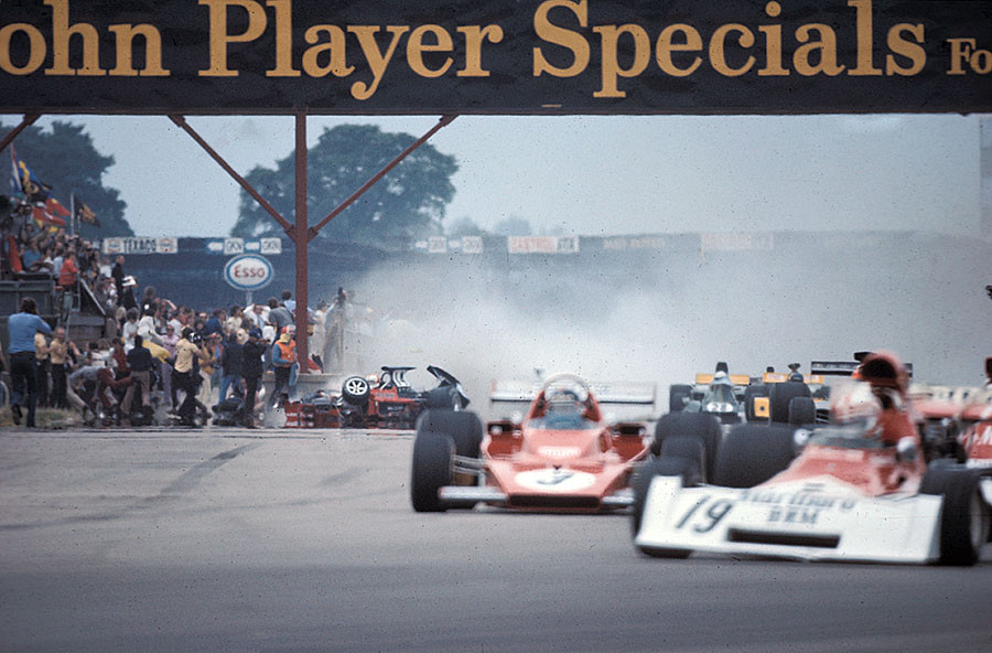 After one lap, Roger Williamson on March-Cosworth 731 hits the pitwall