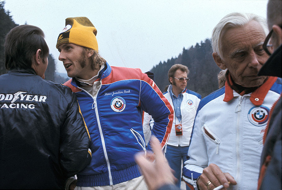 ETCC Salzburgring 1974: Hans-Joachim Stuck speaks with Chris Amon besides BMW chief engineer Martin Braungart and BMW engineer Alexander von Falkenhausen