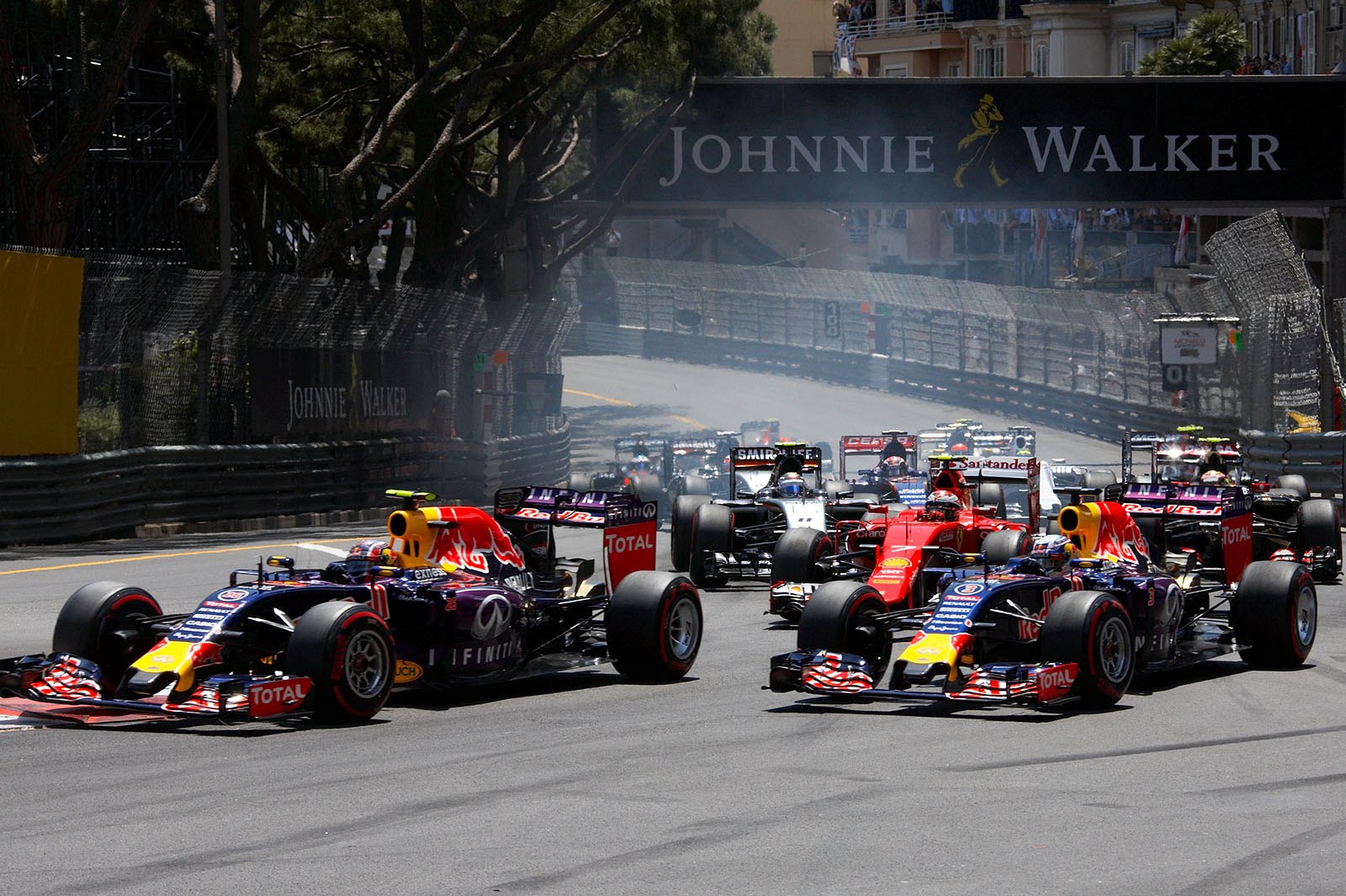 Fighting for 4th position at the start: Daniil Kvyat and Daniel Ricciardo, Red Bull-Renault, Monte Carlo Grand Prix, 2015