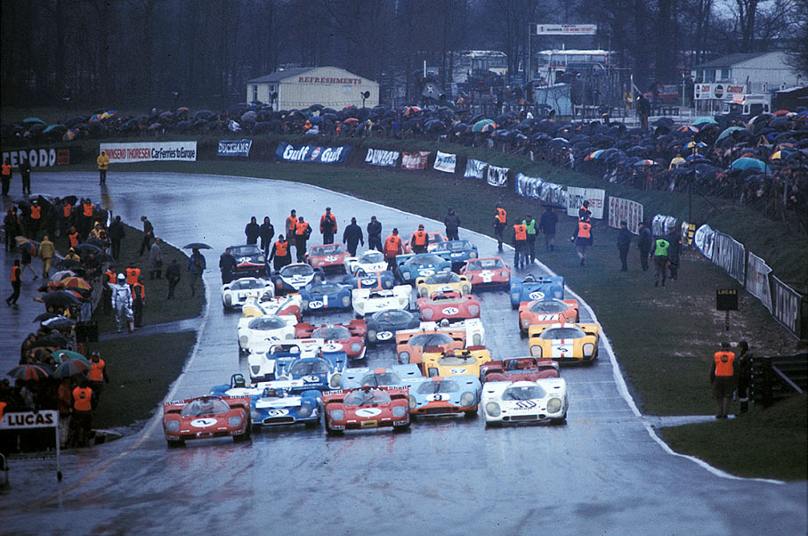 The grid shortly before the start