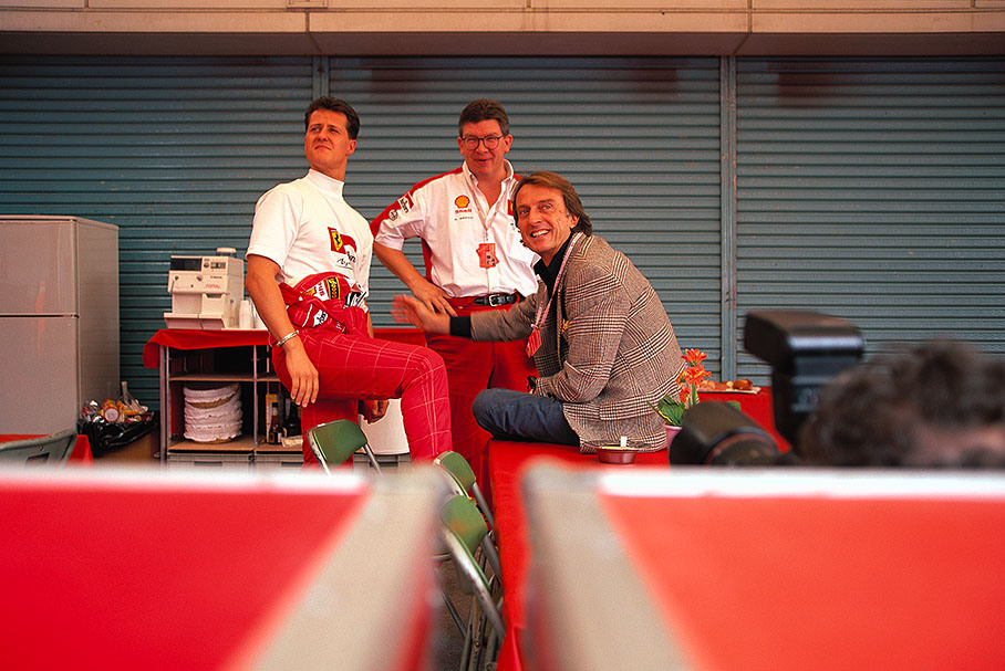 Good mood between Michael Schumacher, Ross Brawn and Luca di Montezemolo in Ferrari pits at the Japanese GP 1998