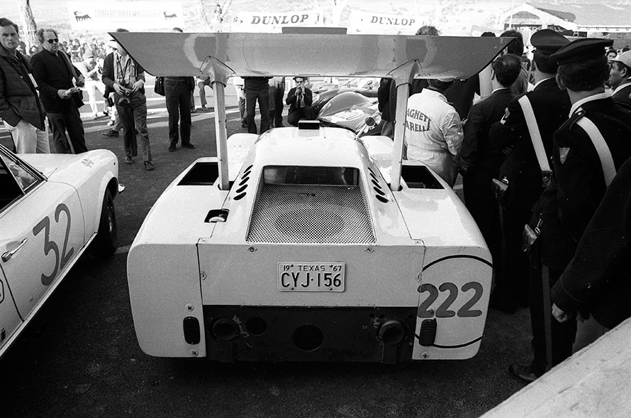 The Chaparral 2F Chevrolet 2F001 driven by Phil Hill (USA) and Hap Sharp (USA) retires after 8 laps with a tyre puncture