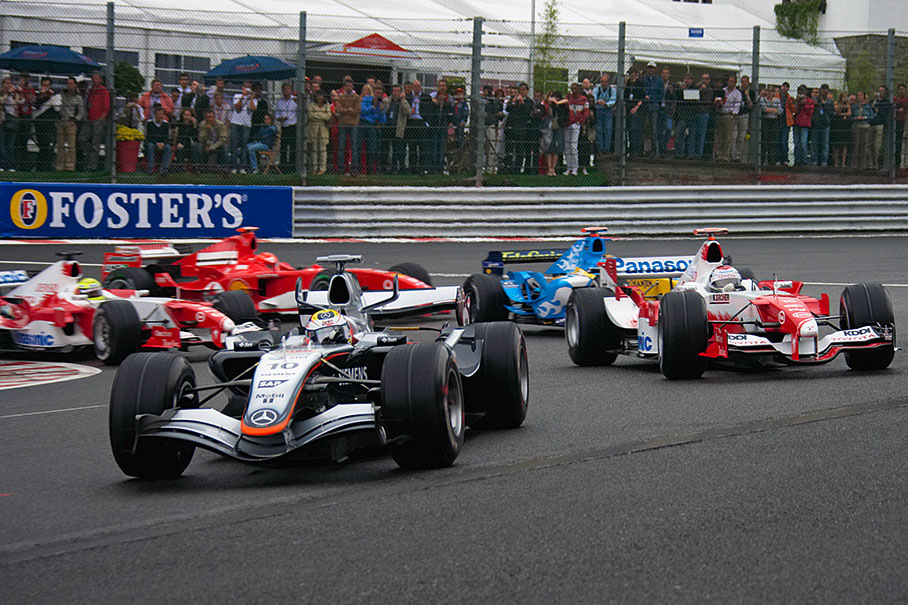 Start, Juan Pablo Montoya (McLaren) leading Jarno Trulli (Toyota).
