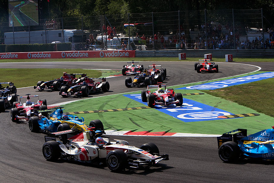Ralf Schumacher shortening his way a bit