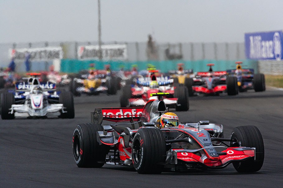 Hamilton leads the start field, Heidfeld third (second Raikkonen not visible on left hand)