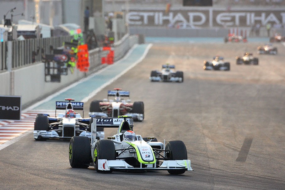 Rubens Barrichello, Brawn Grand Prix, in front of Kubica and Trulli