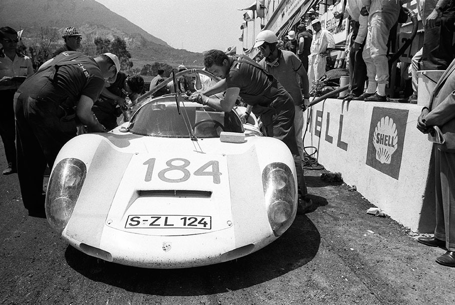 Pitstop including refueling of Paul Hawkins' (AUS) and Rolf Stommelen's (D) Porsche 910/8 024 S-ZL 224