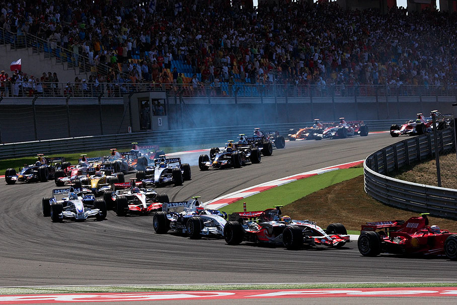 Start field passes first corner