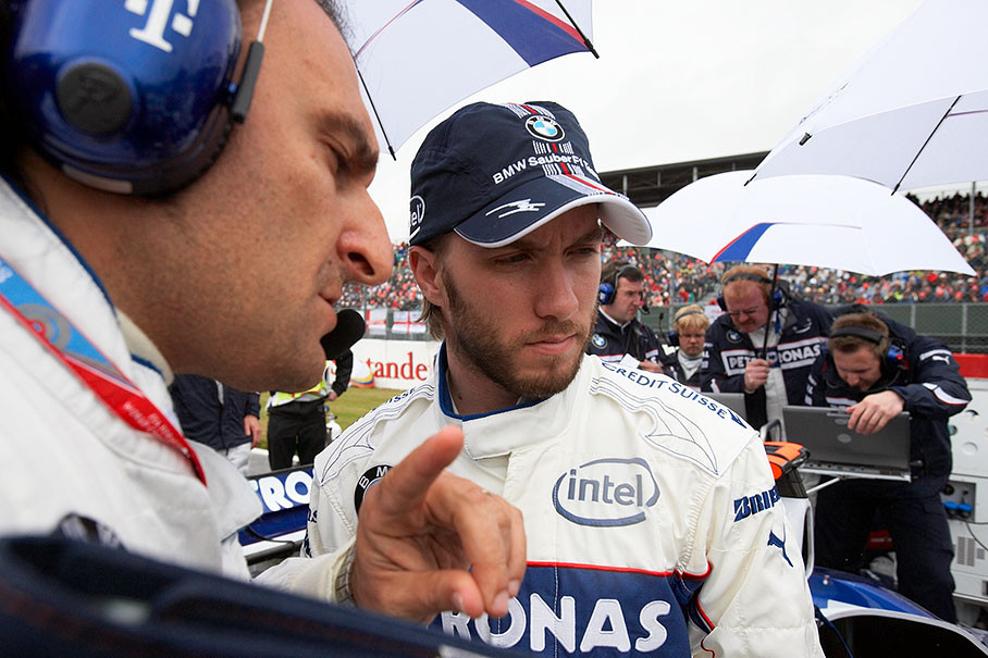 Whilst his car is being electronically checked, Nick Heidfeld speaks with his BMW Sauber race egineer Giampaolo Dall'Ara