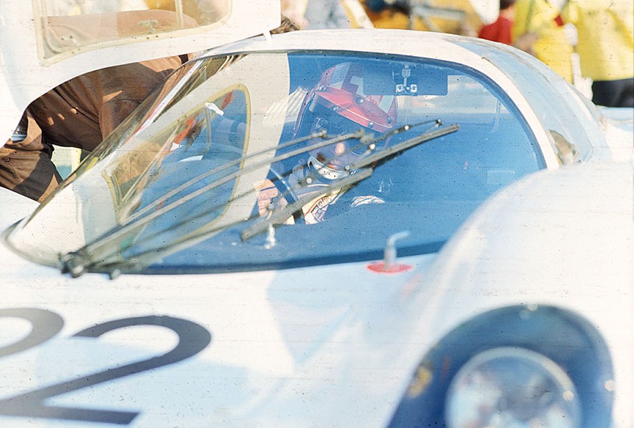 Jo Siffert (CH) takes over the steering wheel of the Porsche 908/02 LH 02 014 entered by Hart Ski Racing Team
