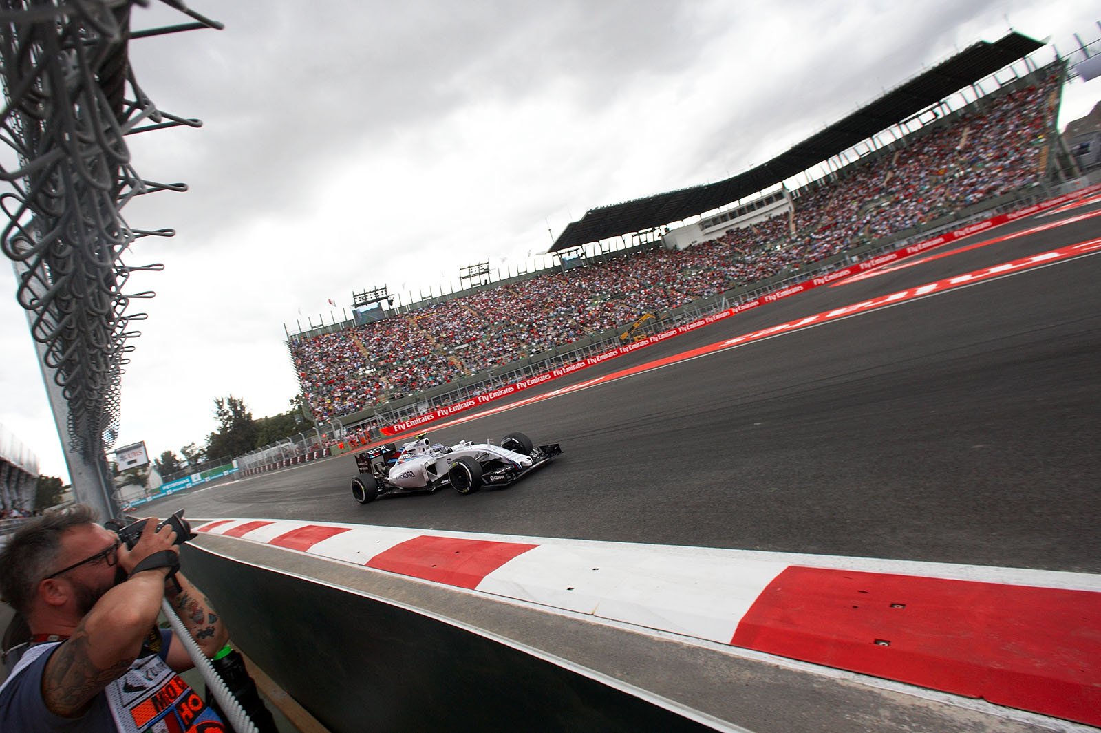 Valtteri Bottas, Williams-Mercedes, enters the stadium section, Mexican Grand Prix, 2015