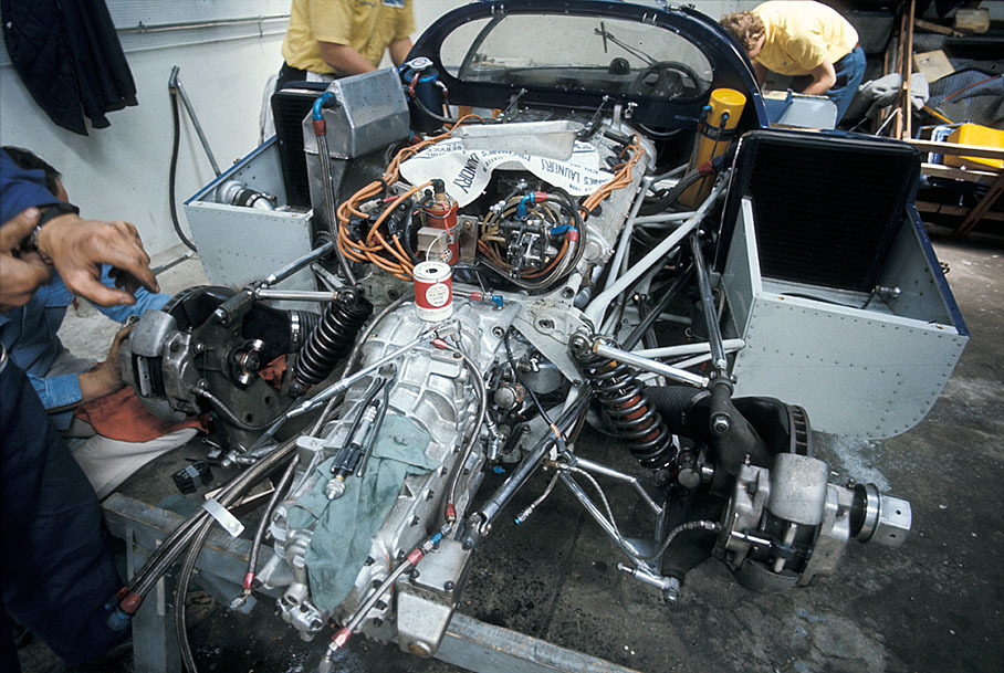 Mechanics work on the NART Ferrari 512 M #1020
