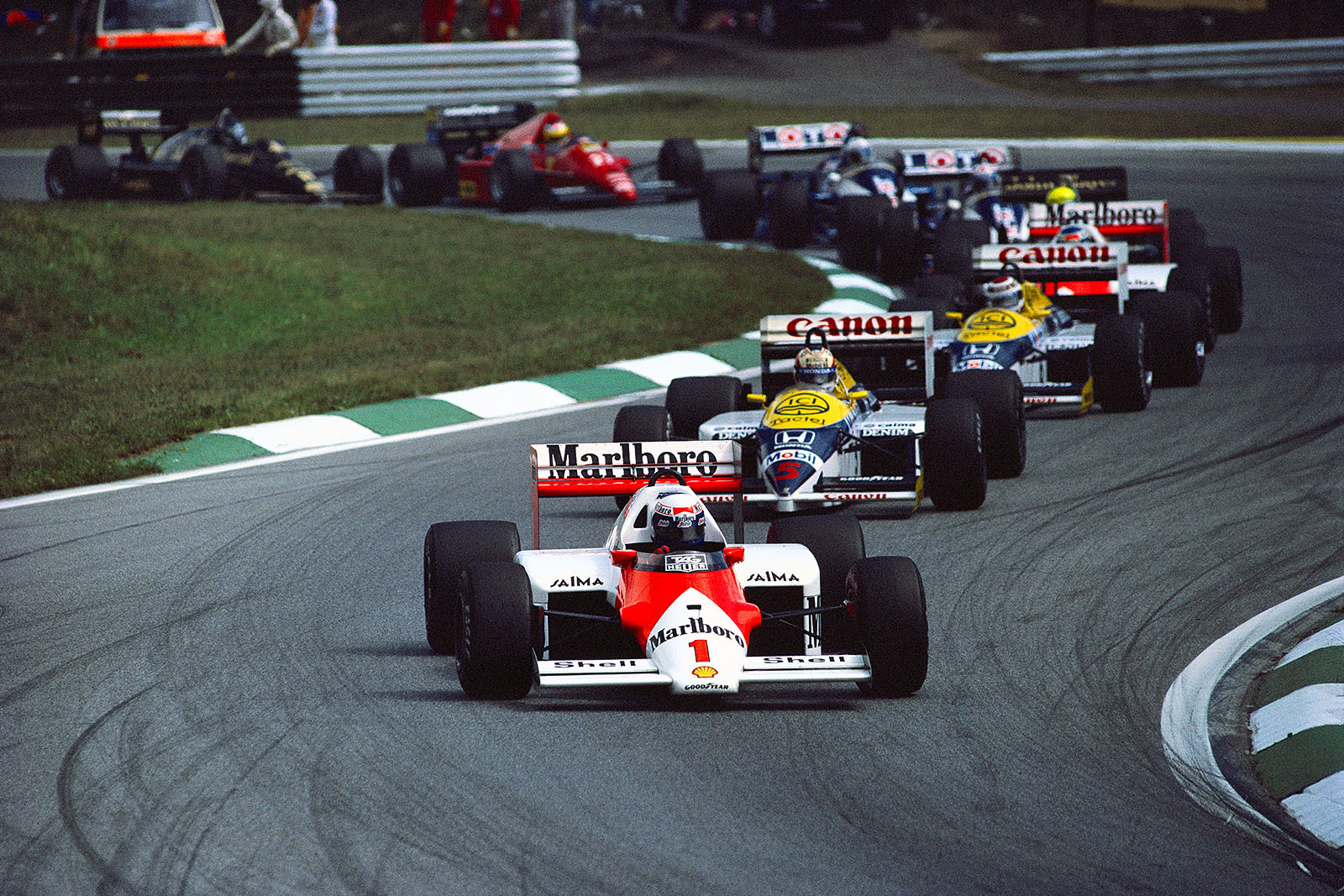 Alain Prost, McLaren TAG-Porsche, leads the field throuth the Hella-Licht-S chicane followed by both Williams-Honda's of Mansell and Piquet, Rosberg in the 2nd McLaren and Senna, Lotus