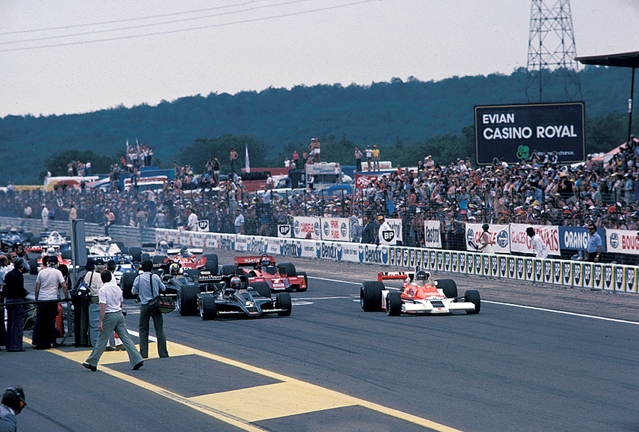 Start of the 1977 French GP, Hunt takes the lead from polesitter Mario Andretti on Lotus-Cosworth