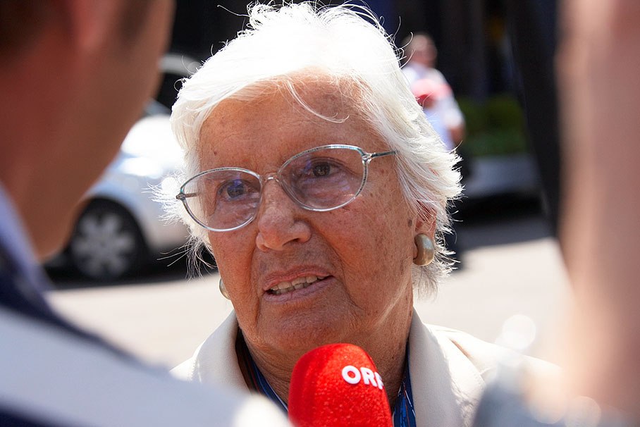 Maria Teresa de Filippis (grandprix.com: This attractive woman from Rome raced six-cylinder Maserati sports cars before trying a 250F in the 1958 Belgian, Portuguese and Italian Grands Prix. She retired after failing to qualify the Behra Porsche Formula 2 special at Monaco the following year. Birth: November 11, 1926)