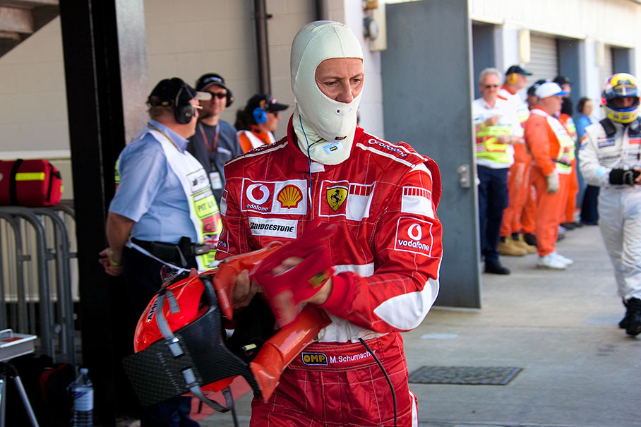 Michael Schumacher after qualifying as third, taking a glance at Alonso's Renault