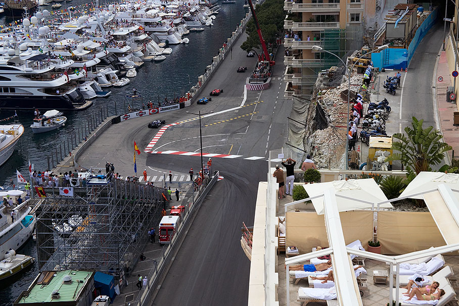 Nouvelle Chicane - sunbathers feel not disturbed by the action beneath