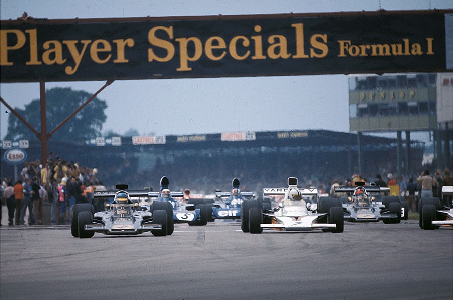 At the start, Ronnie Peterson's Lotus-Cosworth 72E is besides Denny Hulme 	McLaren-Cosworth M23
