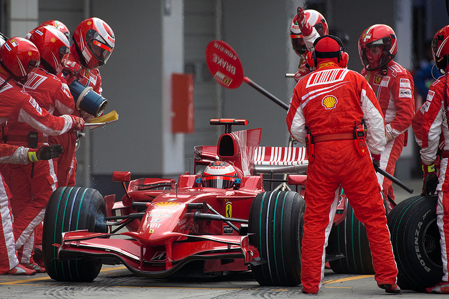 Raikkonen finishes a successful pitstop