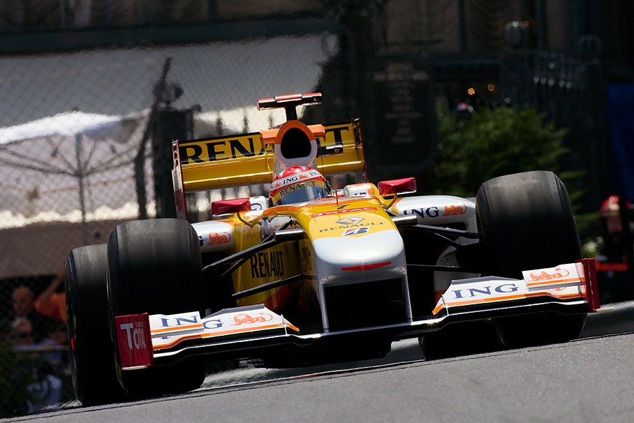 Fernando Alonso, Renault F1, in front of the Hotel de Paris