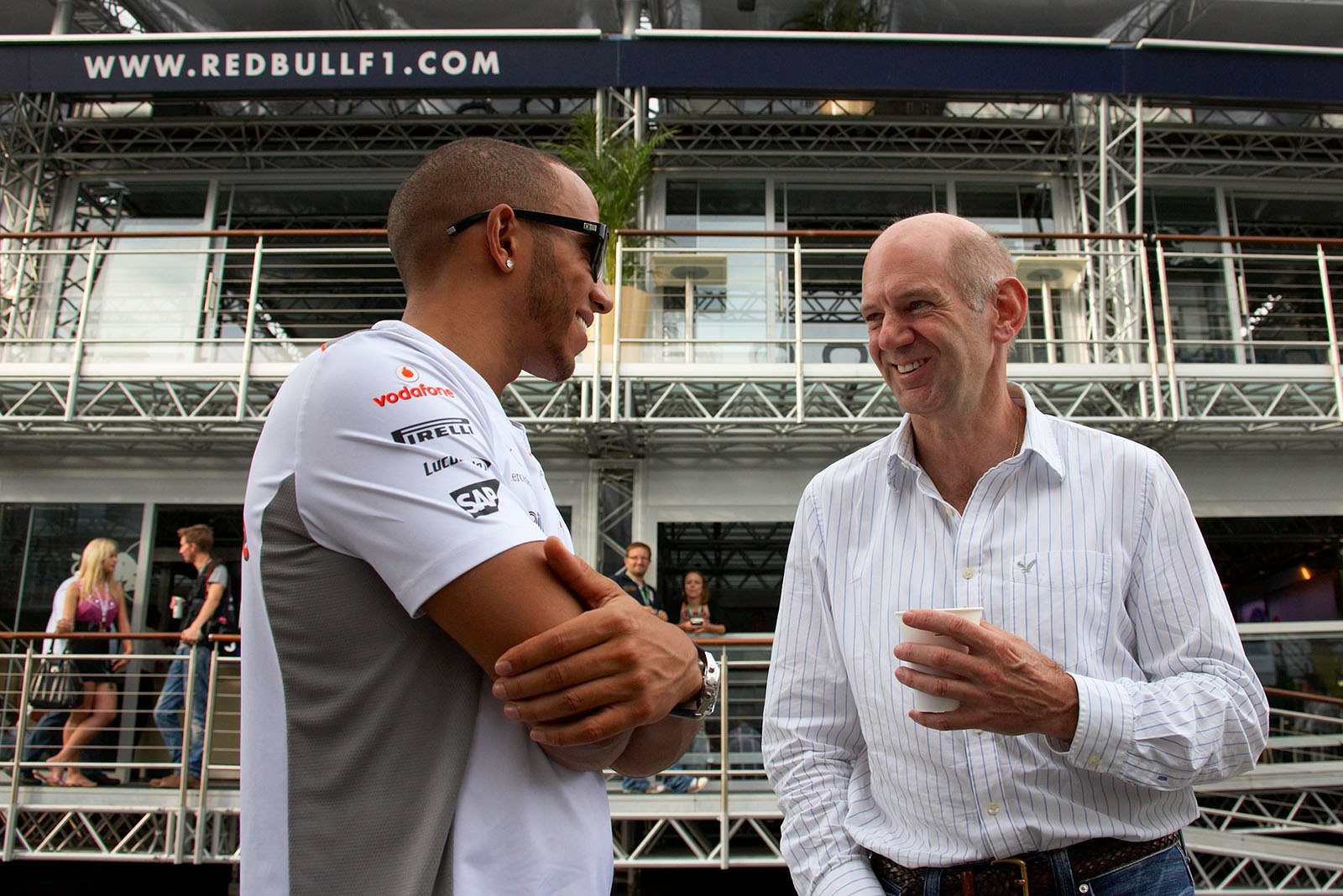 Lewis Hamilton chats with McLaren's former technical director Adrian Newey, who now thinks for Red Bull Racing