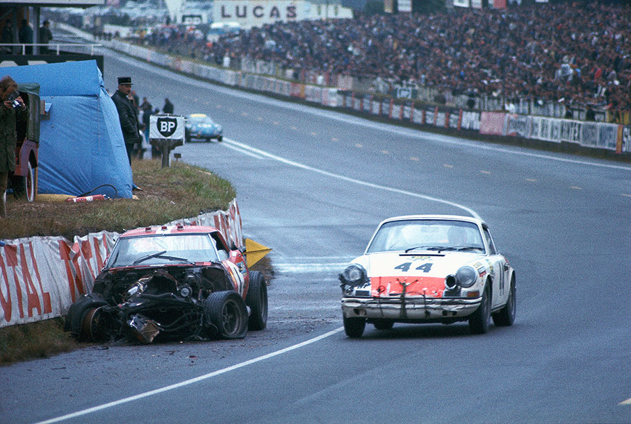Claude Ballot-LÈna (F) and Guy Chasseuil (F) on the plastered Porsche 911 T 118 2 0779