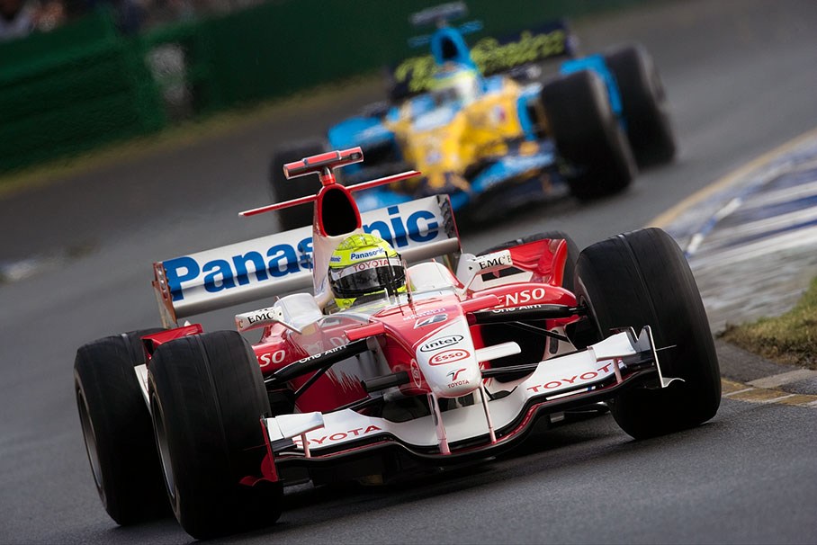 Ralf Schumacher in front of Giancarlo Fisichella