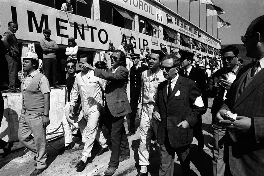 Dr. Ferry Porsche (right, with tie) and Rico Steinemann walk through the pitlane with their drivers Gerhard Mitter and Udo Sch¸tz