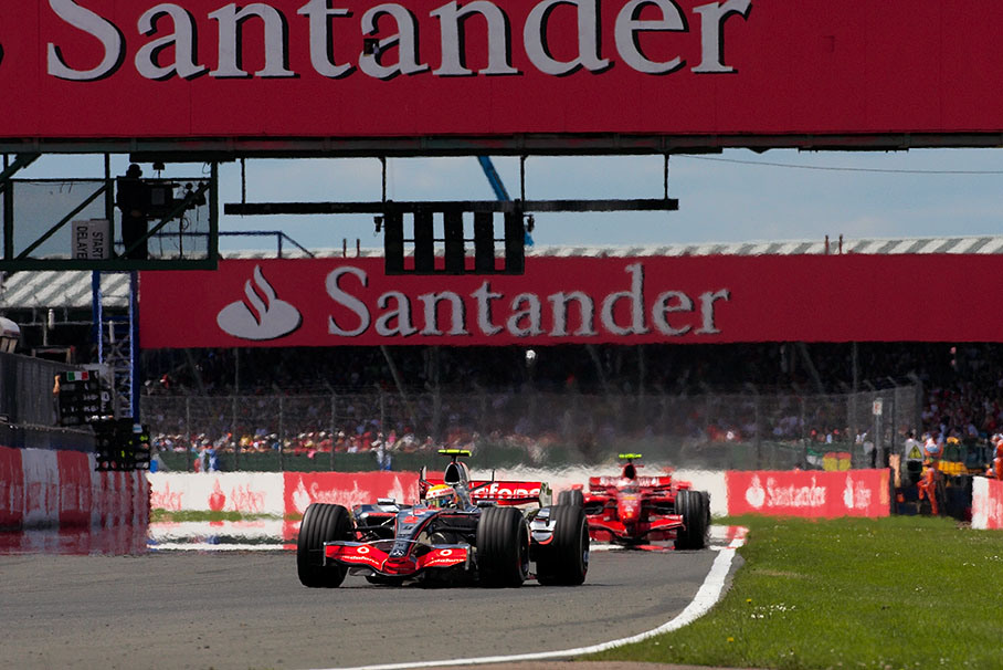 Hamilton in front of Raikkonen