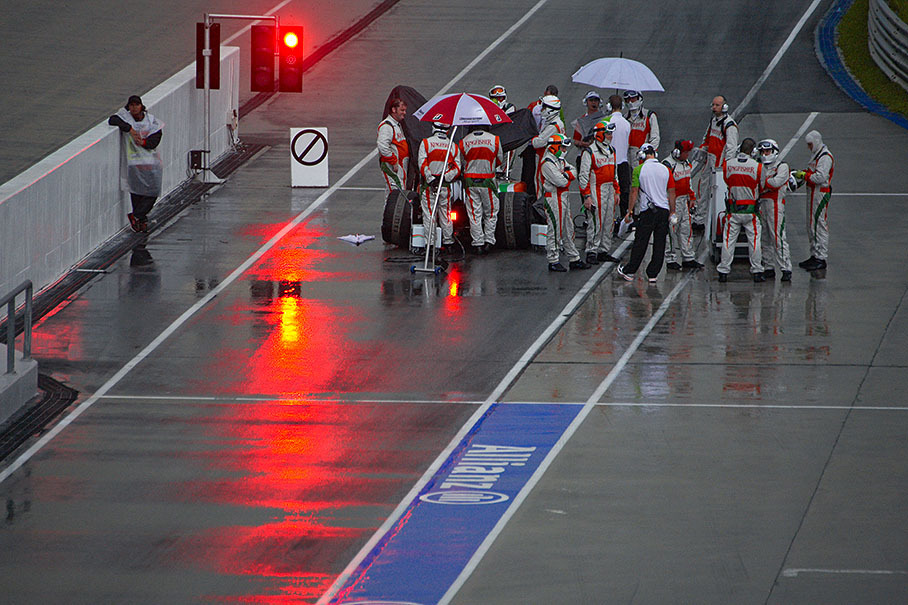 Still red lights for Adrian Sutil at pit lane exit