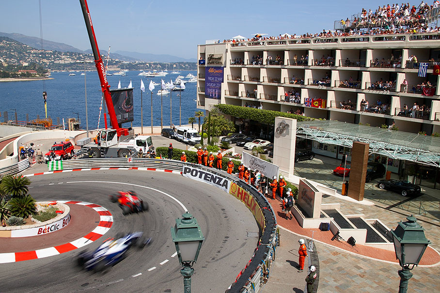 Rosberg' Williams close behind Massa on Ferrari at the apex of the turn 06 hairpin