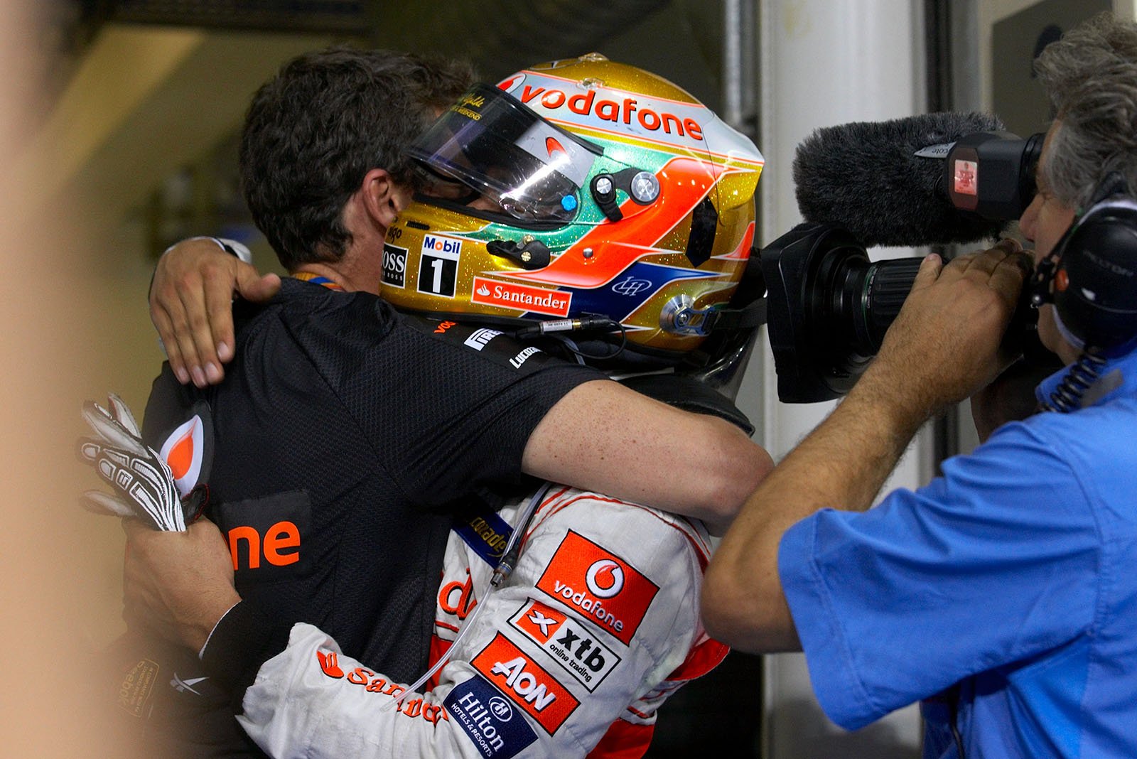 Race winner Lewis Hamilton hugs Andy Latham of McLaren in parc ferme after the Abu Dhabi Grand Prix