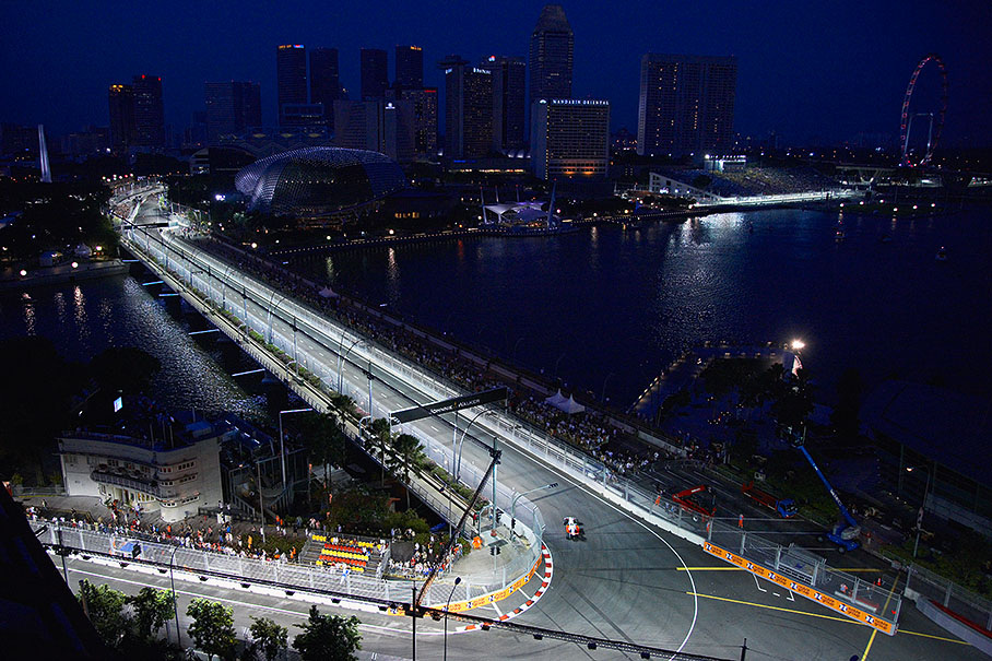 A panoramic view at the Singapore skyline and the Esplanade drive hairpain - many thanks to The Fullerton Hotel manager Sharad Rattan for giving us the kind permission and opportunity to take these beautiful photographs.