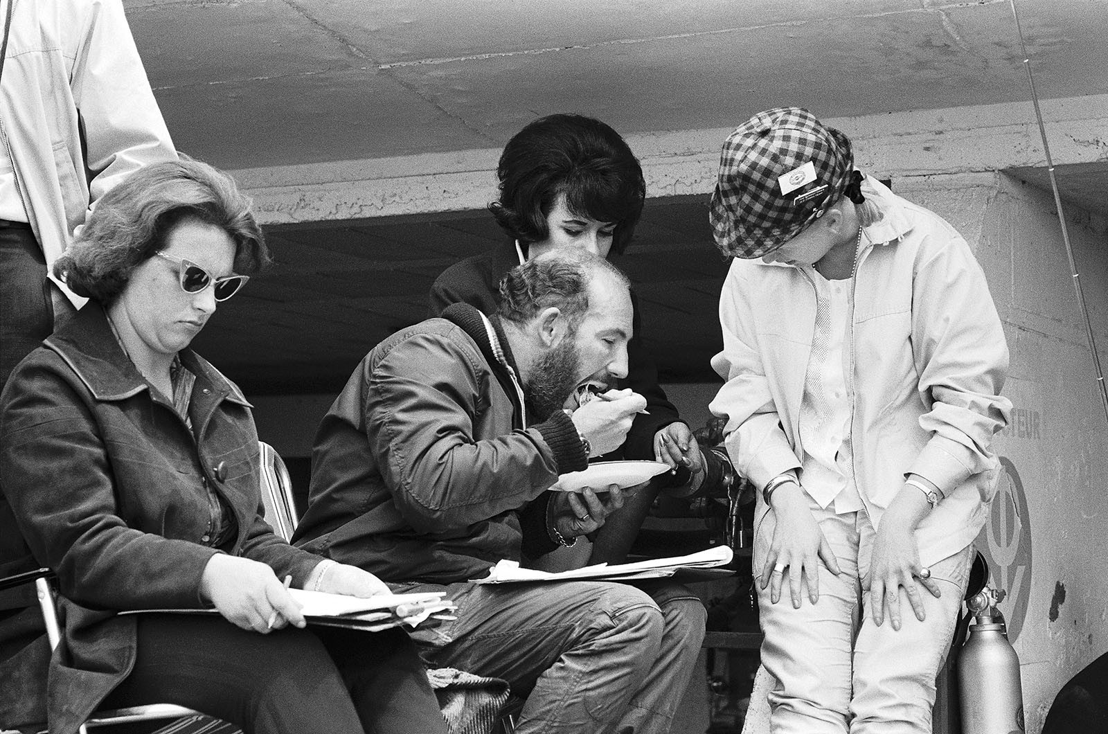 Stirling Moss takes a snack in pits