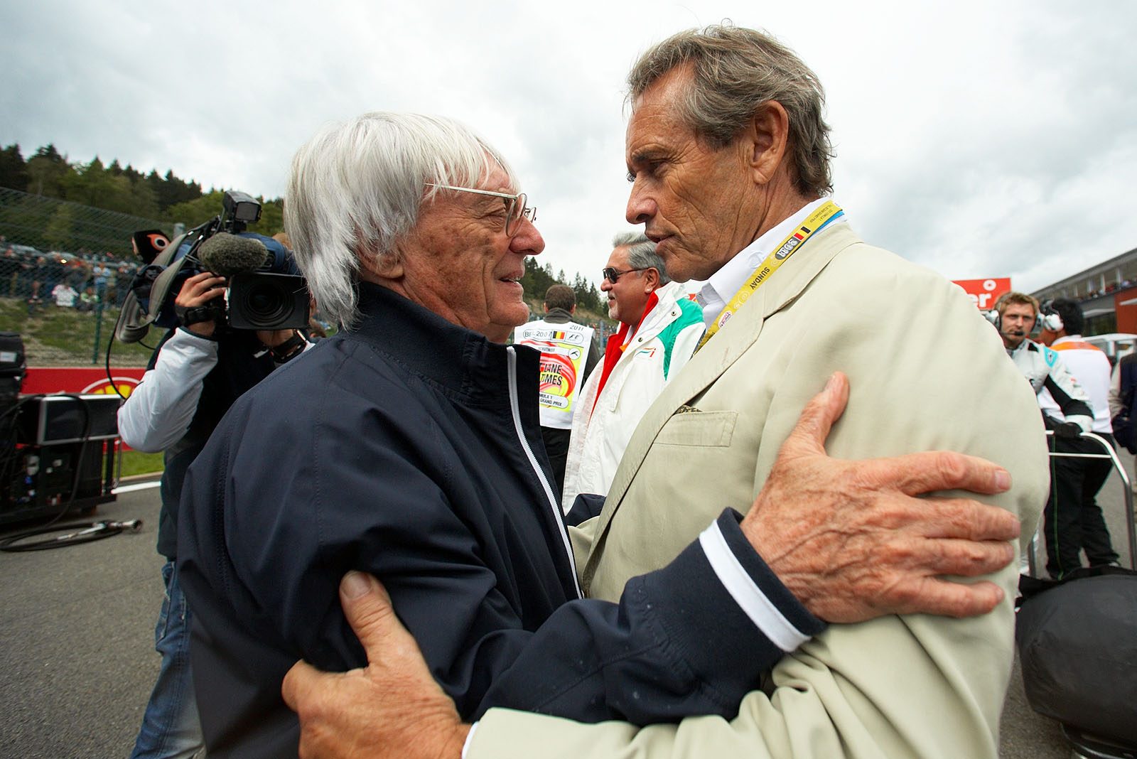 Bernie Ecclestone embraces Jacky Ickx on the grid