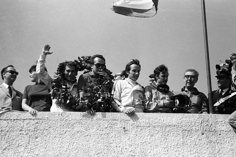 Podium ceremony for race winner Vic Elford (on the left, raising his hand) with his wife Mary and co-driver Umberto Maglioli, also second placed driver team Nanni Galli and Ignazio Giunti (I)