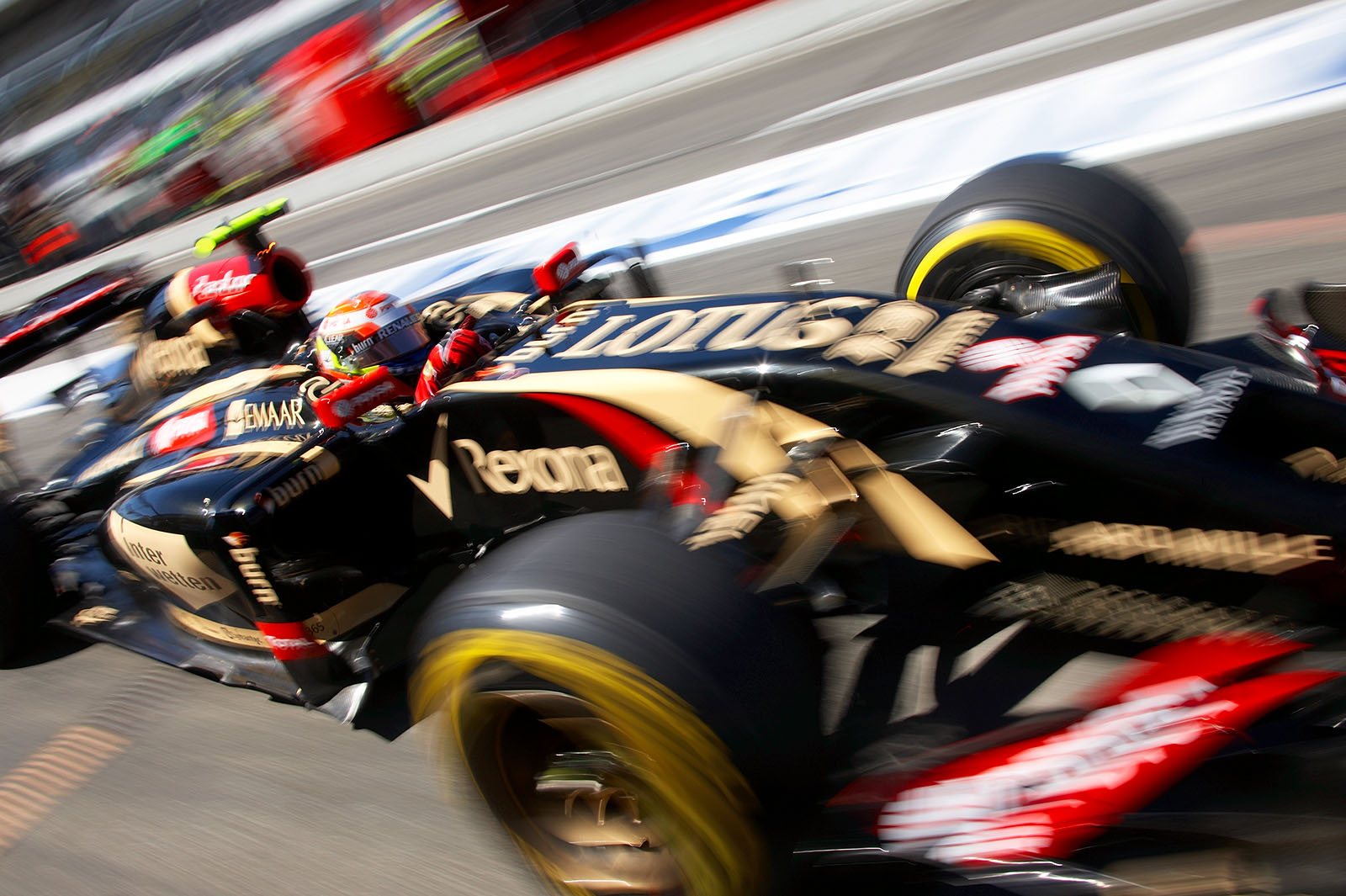 Pastor Maldonado, Lotus-Renault, back to the pits