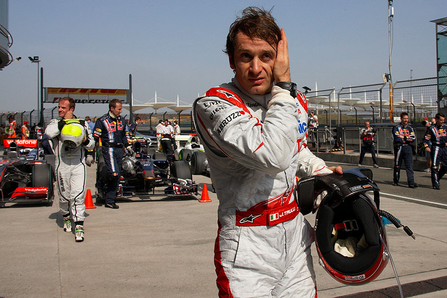 Jarno Trulli and Barrichello walk to the scales after parking their cars at parc ferme