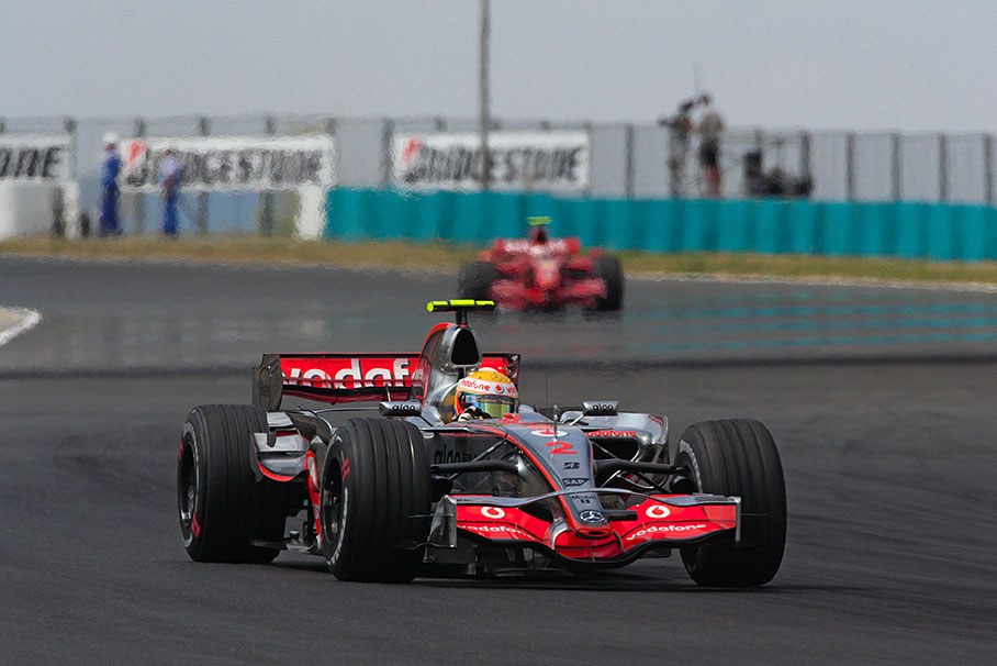 Hamilton leads the race in front of Raikkonen