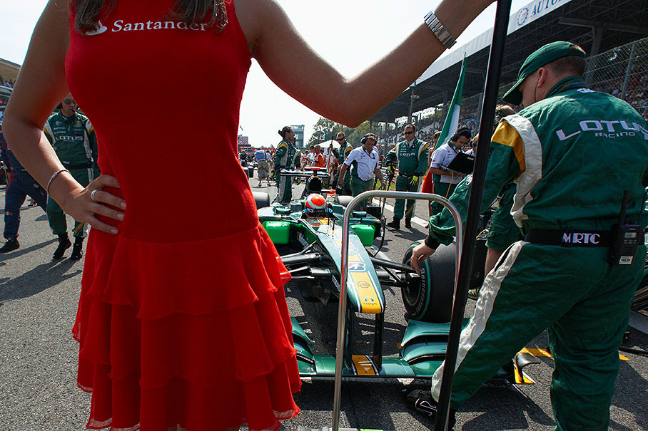 Jarno Trulli and the Lotus mechanics on the grid