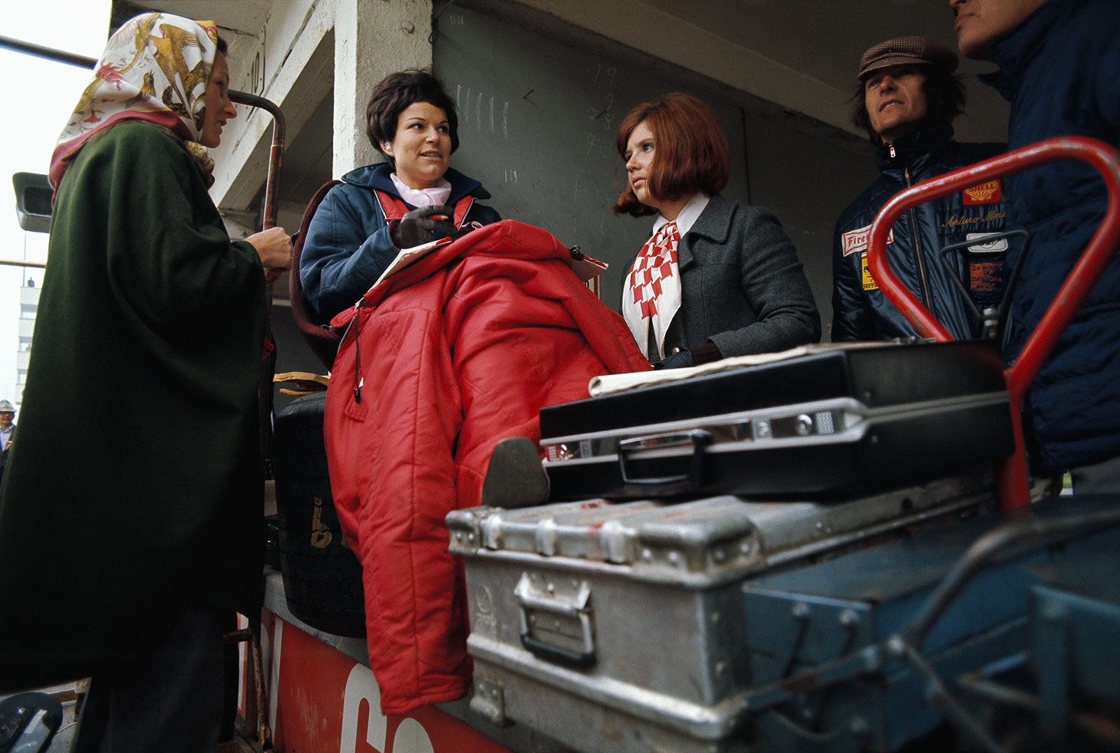Drivers women meet for coffee party in pits