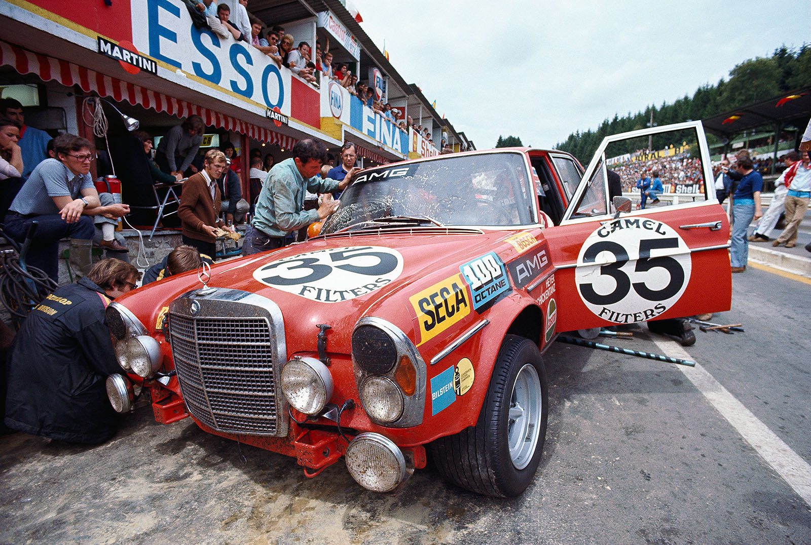 The 'red pig' Mercedes Benz SEL 6.8 AMG of Hans Heyer (D) and Clemens Schickentanz (D) becomes second placed and wins the group classement