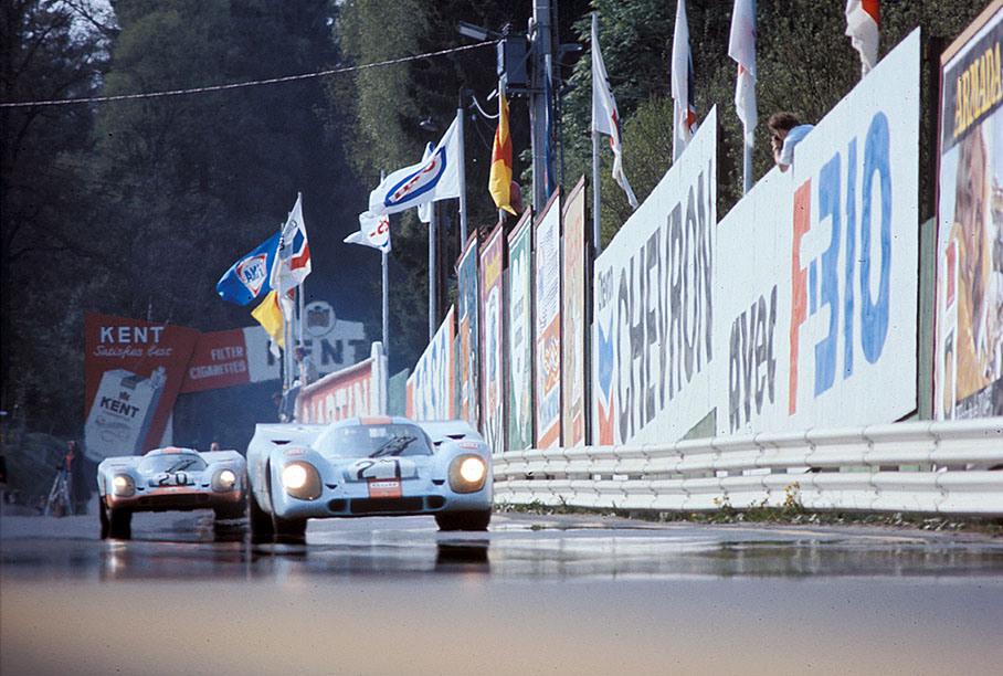 Pedro Rodriguez (MEX) and Jackie Oliver (GB) in John Wyer's race winning Porsche 917K 015/035, closely followed by Jo Siffert's (CH) and Derek Bell's (GB) team mate Porsche 917K 014/029