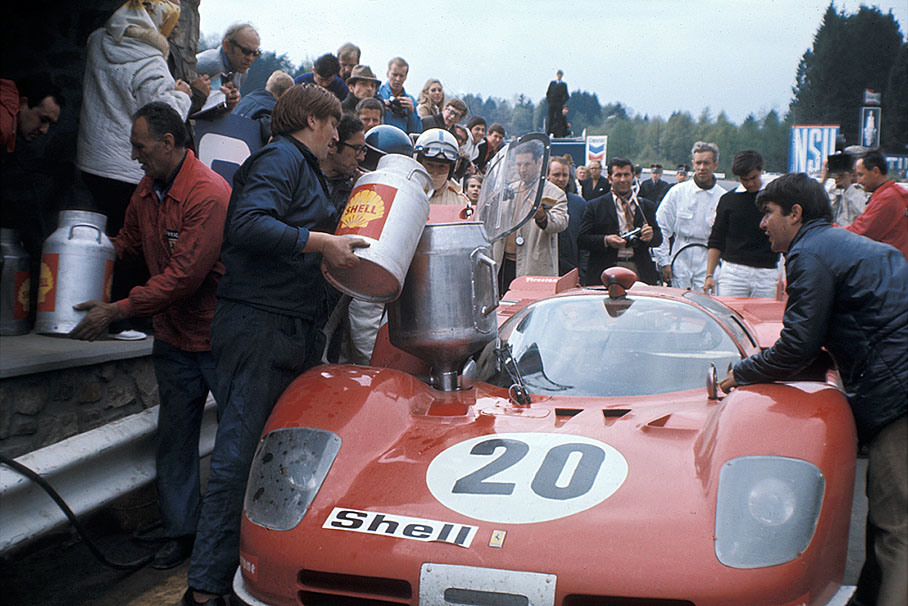 Pit stop and change of driver of Jacky Ickx (B) and John Surtees (GB) on Ferrari 512 S #1038