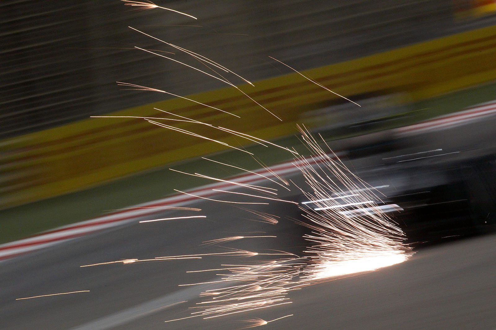 Like in the 1980s and '90s: The return of sparks showers, Bahrain Grand Prix, 2015